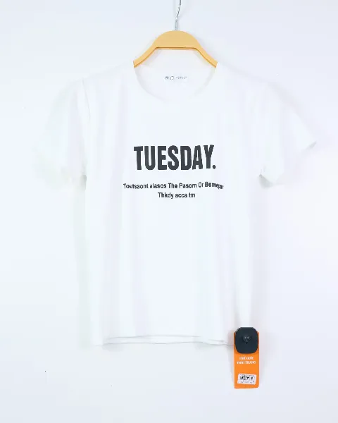 Áo phông nữ cổ tròn form nhỏ zip Tuesday ghi H.Thắng