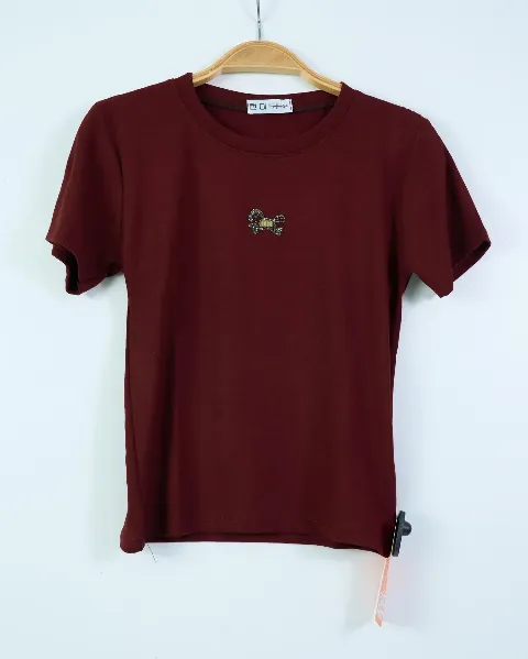 Áo phông nữ cổ tròn form ôm zip ngựa ziczac đỏ H.Thắng