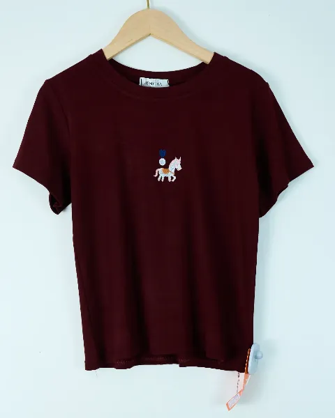 Áo phông nữ cổ tròn ôm zip ngựa thêu trái tim đỏ H.Hoàng