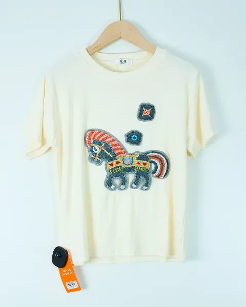 Áo phông nữ cổ tròn ôm zip ngựa xù đáp kem H.Hoàng
